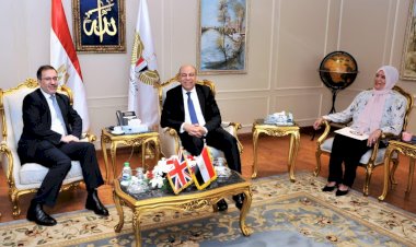 وزير الطيران المدني يبحث مع السفير البريطاني تعزيز الشراكة وتطوير التعاون في مجال الطيران