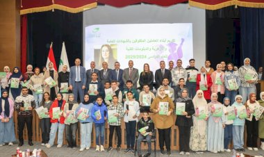 "رئيس البريد" تكرم أبناء العاملين المتفوقين دراسياً.. على مستوى الجمهورية