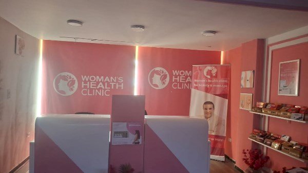 الصحة: إغلاق مركز “Woman Health Clinic” للعمل دون ترخيص وضبط منتحل صفة طبيب