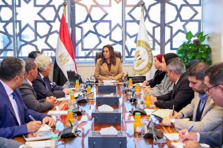 وزيرة التنمية المحلية تبحث فرص الاستثمار المستدام داخل المحميات الطبيعية مع أحد المستثمرين