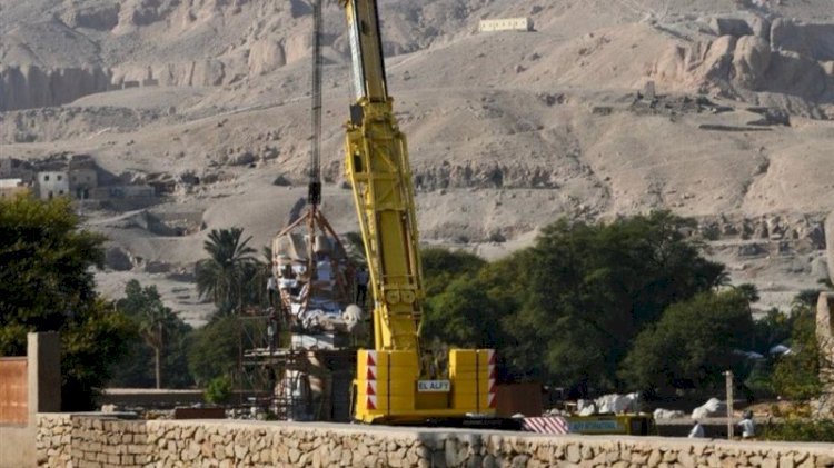 الأقصر تشهد رفع أحد تماثيل الملك أمنحتب الثالث بمعبد ملايين السنين بالبر الغربى غدا 