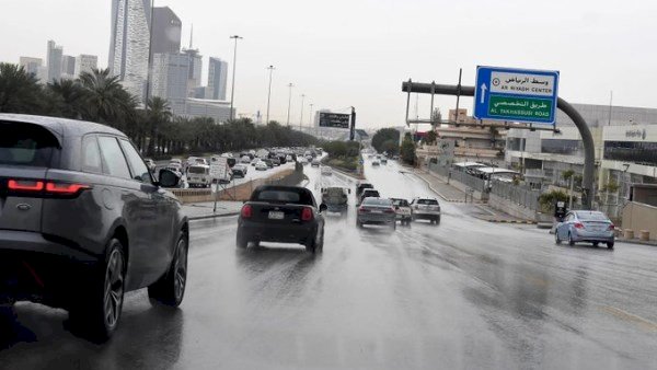 السعودية ترفع الإنذار الأحمر .. أمطار وصواعق رعدية وضباب تضرب الرياض