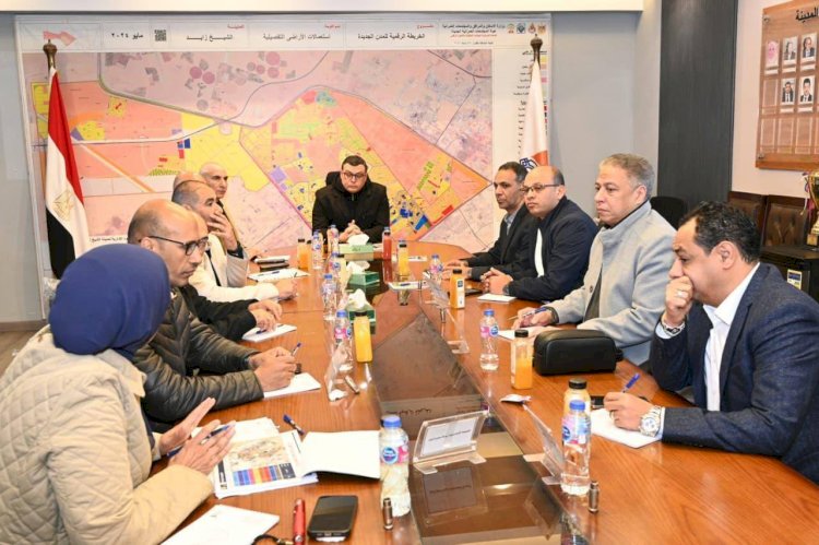 وزير الإسكان يعقد اجتماعاً  بمقر جهاز مدينة الشيخ زايد لاستعراض خُطط تطوير الطرق والمحاور
