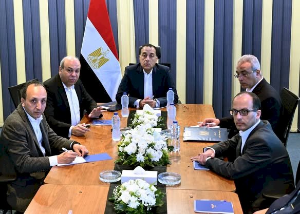 رئيس الوزراء يجتمع مع وزير الطيران لاستعراض الرؤية الشاملة واستراتيجيات تطوير شركة مصر للطيران