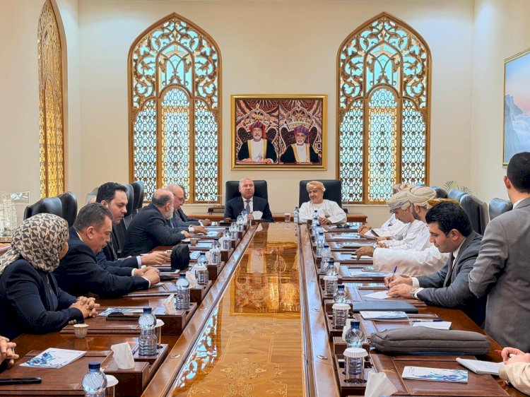 وزير الصناعة والنقل يعقد اجتماعًا هامًا مع وزير النقل والاتصالات وتقنية المعلومات العماني