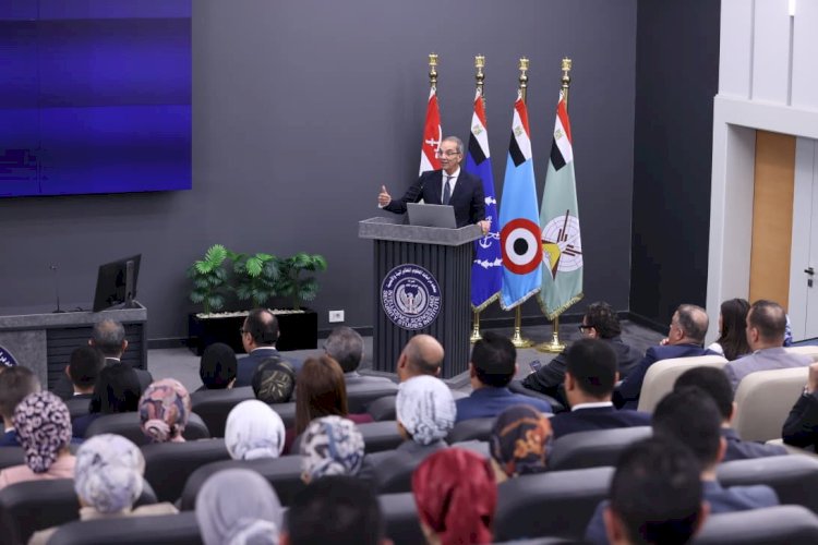 وزير الاتصالات يلتقي بملحقي الدفاع المرشحين للعمل بالسفارات المصرية بالخارج