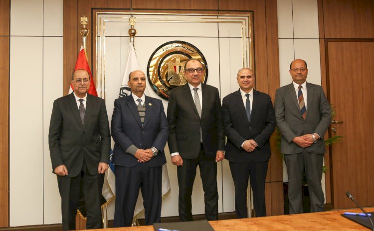 وزير قطاع الأعمال العام يشهد توقيع "النهضة للصناعات" اتفاقية لشراء طاقة متجددة لمدة 30 عامًا