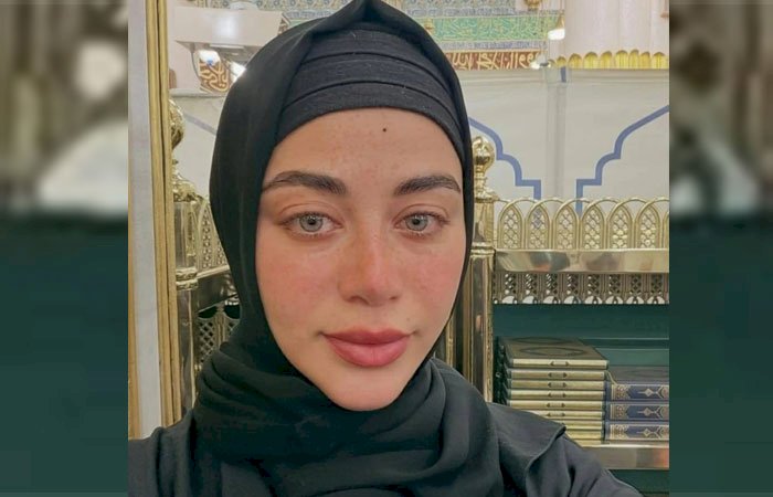 بالحجاب والدموع.. يارا السكري توثق زيارة الروضة الشريفة