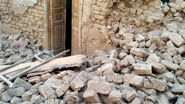 إصابة شخصين في حادث انهيار منزل من الطوب اللبن بقنا