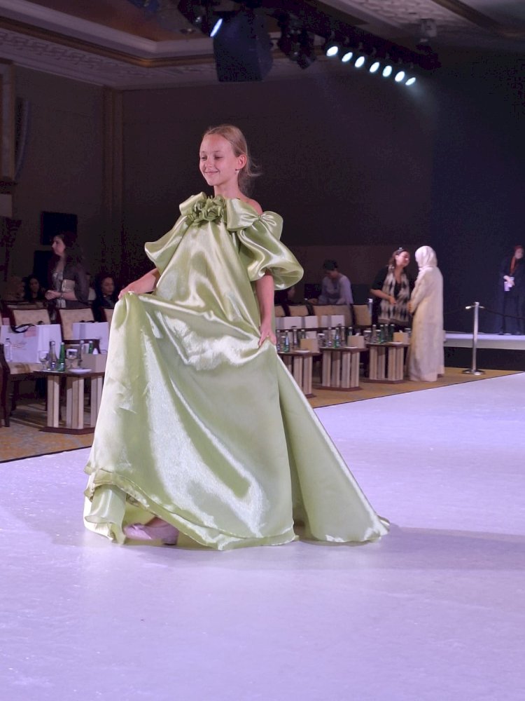 حضارات وتاريخ وتراث الشعوب تجتمع في افتتاح أول أسبوع موضة عالمي للأطفال بأبوظبي.. صور