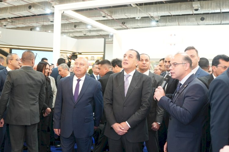 رئيس مجلس الوزراء يتفقد جناح هيئة الرقابة المالية بمعرض القاهرة الدولي للكتاب