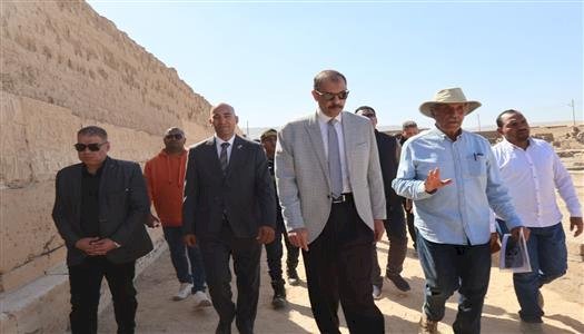 محافظ سوهاج يتفقد عددا من مشروعات الرصف والخدمات العامة بطريق الصلعا