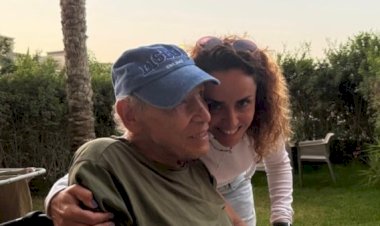 علا رشدي تنعى والدها بكلمات مؤثرة وتطلب الدعاء له