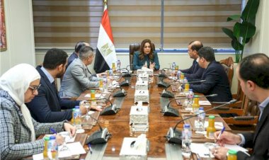 وزيرة التنمية المحلية والبيئة تعقد اجتماعاً مع عدد من قيادات الوزارة لمتابعة بعض الملفات