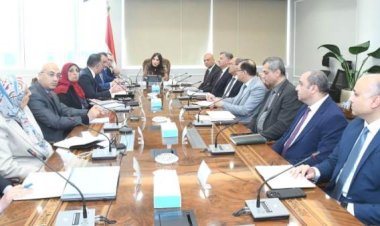 وزيرة الإسكان تبحث مع رئيس "التنمية الحضرية" آخر إجراءات تشغيل "حديقة تلال الفسطاط" وموقف عدد من المشروعات المشتركة