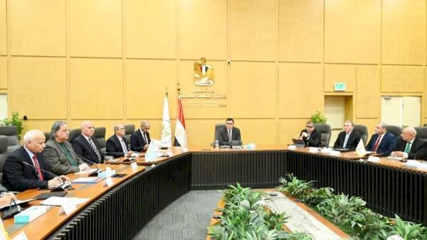 وزير الإسكان يترأس اجتماع لجنة السياسات للشركة القابضة لمياه الشرب والصرف الصحي