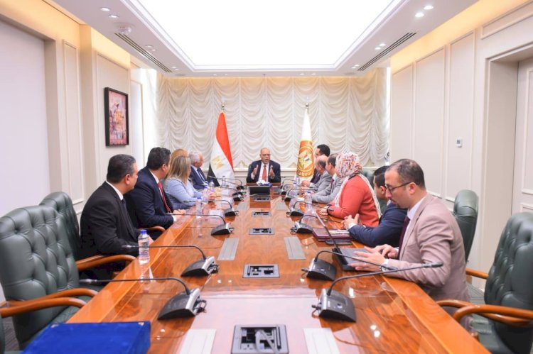 وزير العمل يوقّع بروتوكول تعاون مع الأكاديمية العربية لدعم الكوادر البشرية وتقديم منح دراسية تصل إلى 45%