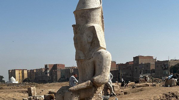 الانتهاء من أعمال ترميم وإقامة تمثال الملك رمسيس الثاني بمنطقة الأشمونين بالمنيا