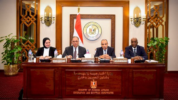 وزير الخارجية يجتمع بقيادات الوزارة ويؤكد أهمية مواصلة تطوير الأداء المؤسسي