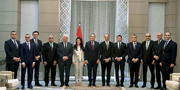 رئيس الوزراء يُكرم الوزراء السابقين ويؤكد: نستكمل ما بناه السابقون وهدفنا جميعًا خدمة المواطن