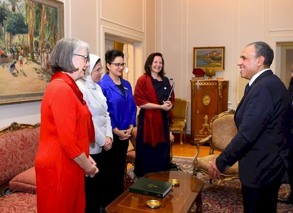 وزير الخارجية يستقبل رئيسة الاتحاد الدولي لجمعيات الهلال والصليب الأحمر