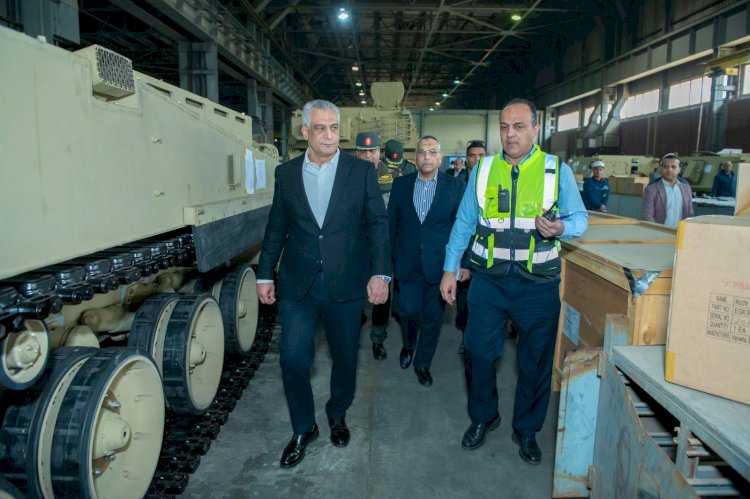 وزير الإنتاج الحربى يتابع سير العملية الإنتاجية بمصنع إنتاج وإصلاح المدرعات وشركة أبو زعبل للصناعات