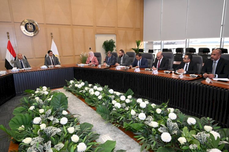 وزير الصناعة يبحث مع محافظ القاهرة ورئيس اتحاد الصناعات خطة تطوير شاملة لمنطقة شق الثعبان