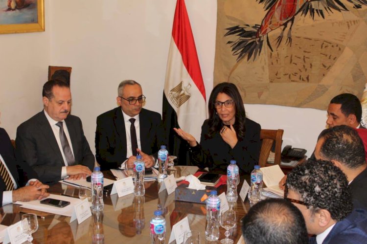 وزيرة الثقافة تعقد اجتماعًا مع قيادات الوزارة ورؤساء القطاعات لوضع ملامح الفترة المقبلة