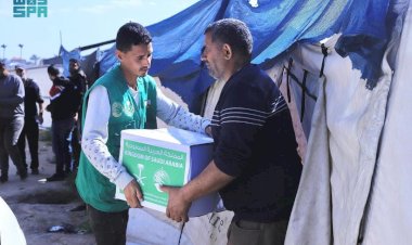 مركز الملك سلمان للإغاثة يوزع وجبات وسلالًا غذائية على النازحين في قطاع غزة