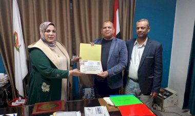 رئيس حى الكوثر بسوهاج تكرم العاملين المتميزين تقديراً لجهودهم