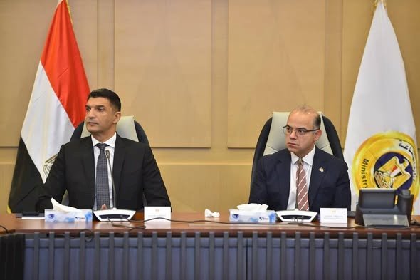 وزيرا الاستثمار يعقدان لقاءً موسعاً مع شركات الأدوية وممثلي المجلس التصديري للصناعات الطبية