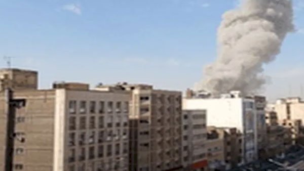 طائرات مسيرة وصواريخ.. إيران تشن هجمات صاروخية تهز وسط إسرائيل