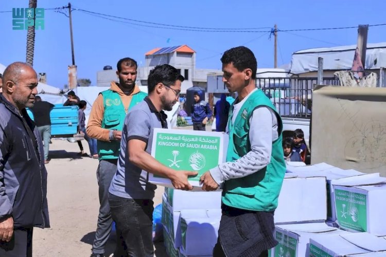 قوافل إغاثية ووجبات جاهزة وسلال غذائية.. مركز الملك سلمان للإغاثة يواصل دعم النازحين في غزة  