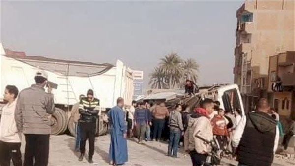 وفاة سائق وإصابة 4 آخرين بحادث تصادم سيارات على الطريق الأوسطي